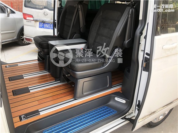 大眾T5商務(wù)車柚木地板改裝