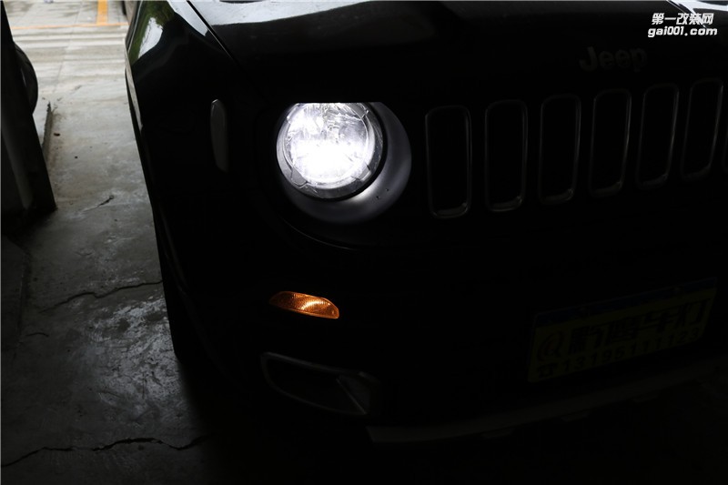 【JEEP】自由俠大燈改LED雙光透鏡 貴陽(yáng)自由俠燈光改裝米石全LED智能雙光透鏡