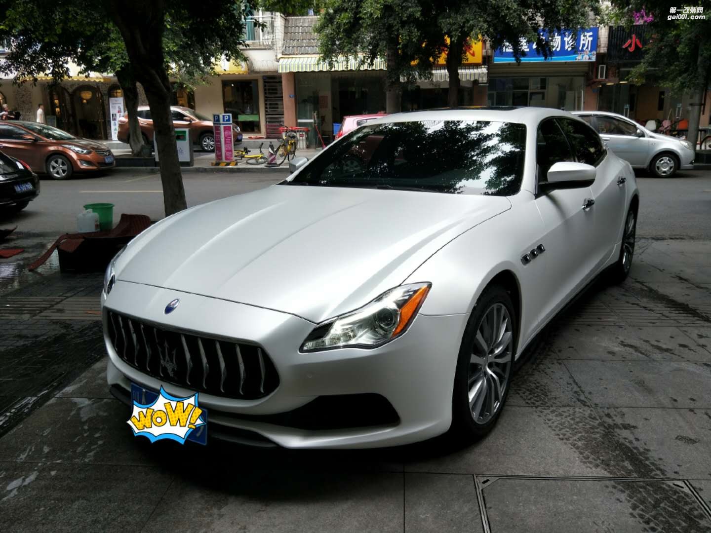 靚車會青羊店瑪莎拉蒂陶瓷白汽車改色貼膜