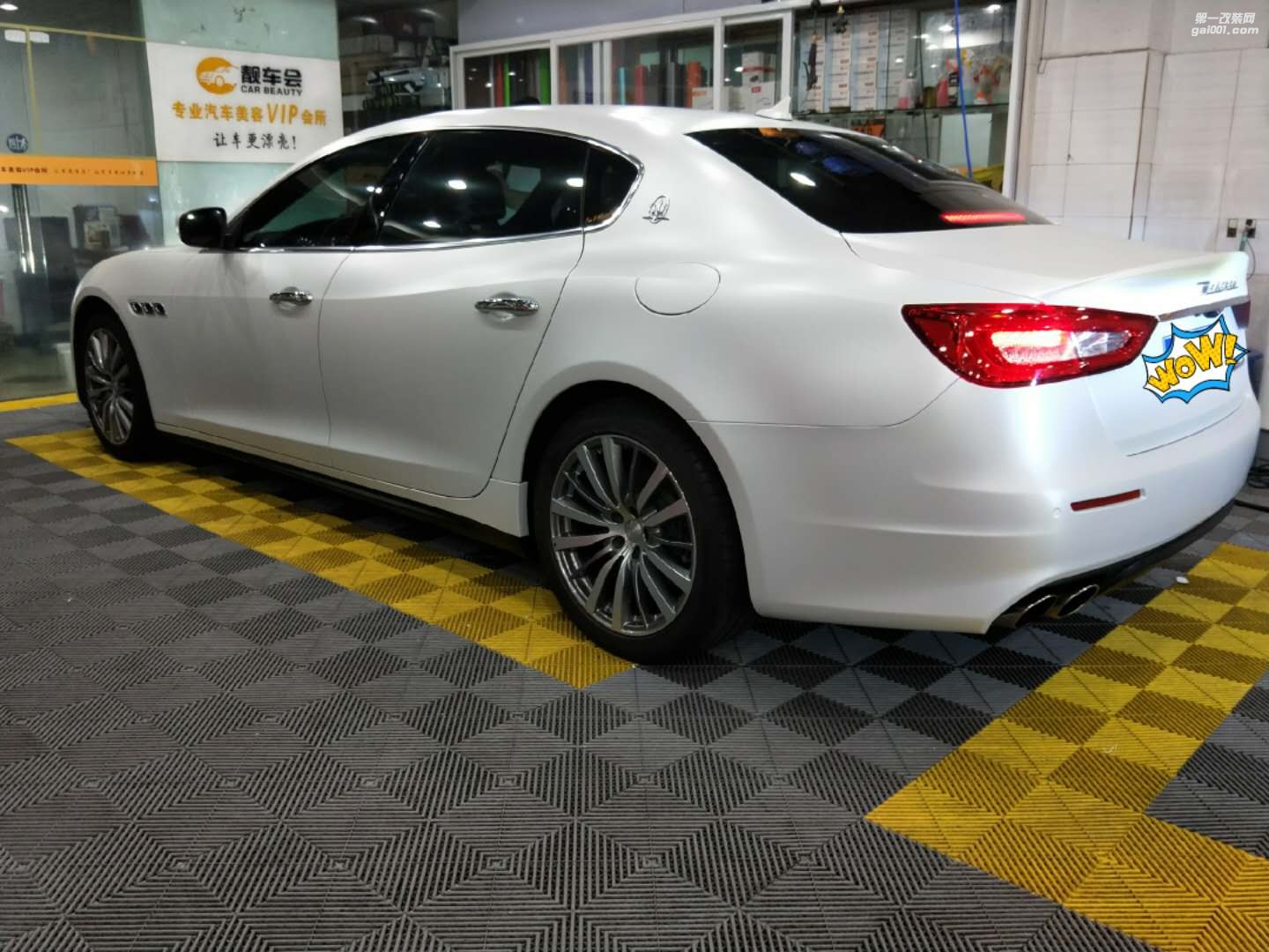 靚車會青羊店瑪莎拉蒂陶瓷白汽車改色貼膜