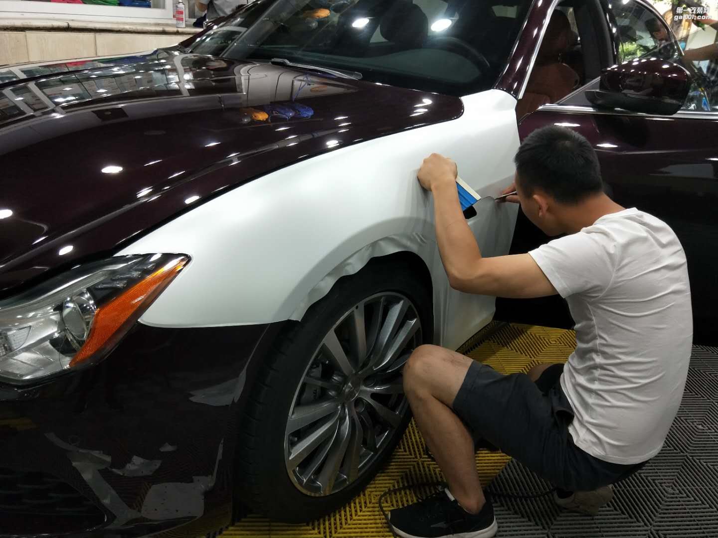 靚車會青羊店瑪莎拉蒂陶瓷白汽車改色貼膜