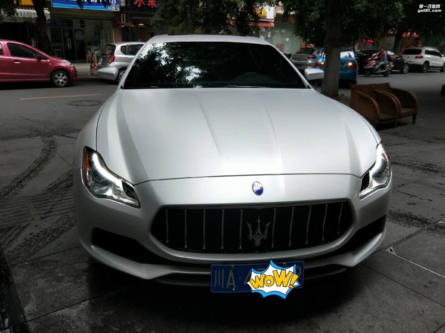 靚車會青羊店瑪莎拉蒂陶瓷白汽車改色貼膜