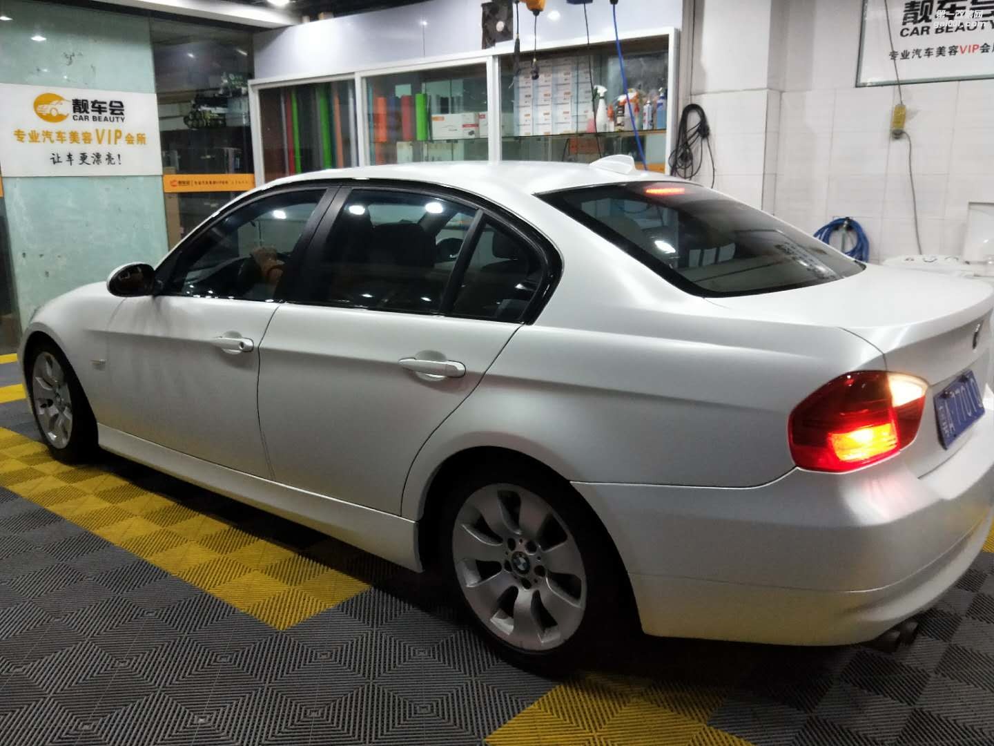 靚車會(huì)青羊店寶馬325i陶瓷白汽車改色貼膜
