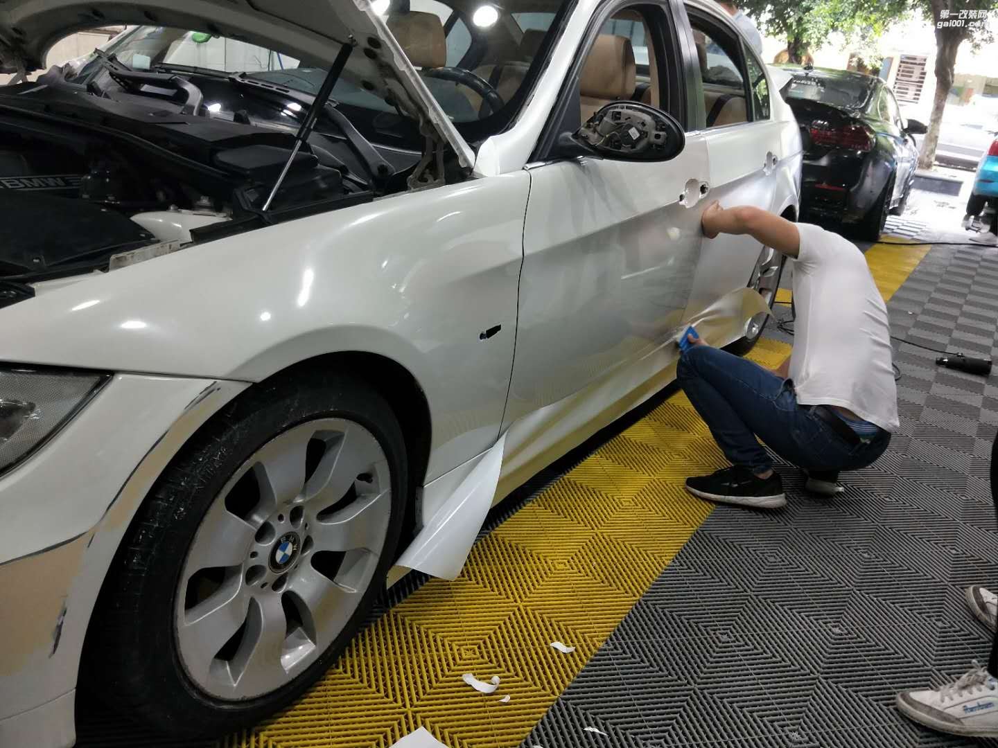 靚車會(huì)青羊店寶馬325i陶瓷白汽車改色貼膜