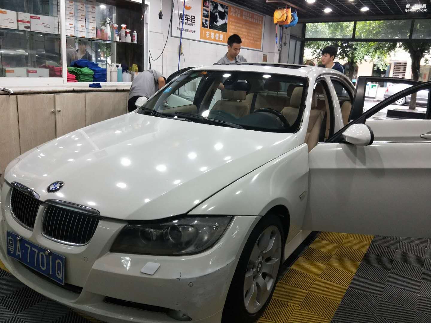 靚車會(huì)青羊店寶馬325i陶瓷白汽車改色貼膜