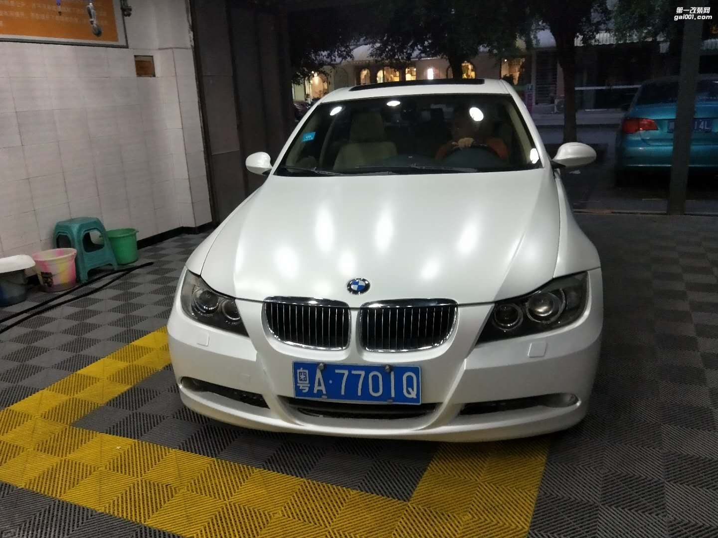 靚車會(huì)青羊店寶馬325i陶瓷白汽車改色貼膜