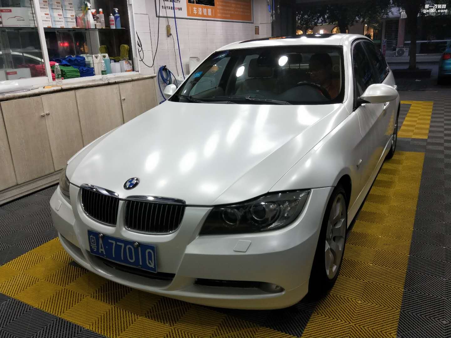 靚車會(huì)青羊店寶馬325i陶瓷白汽車改色貼膜