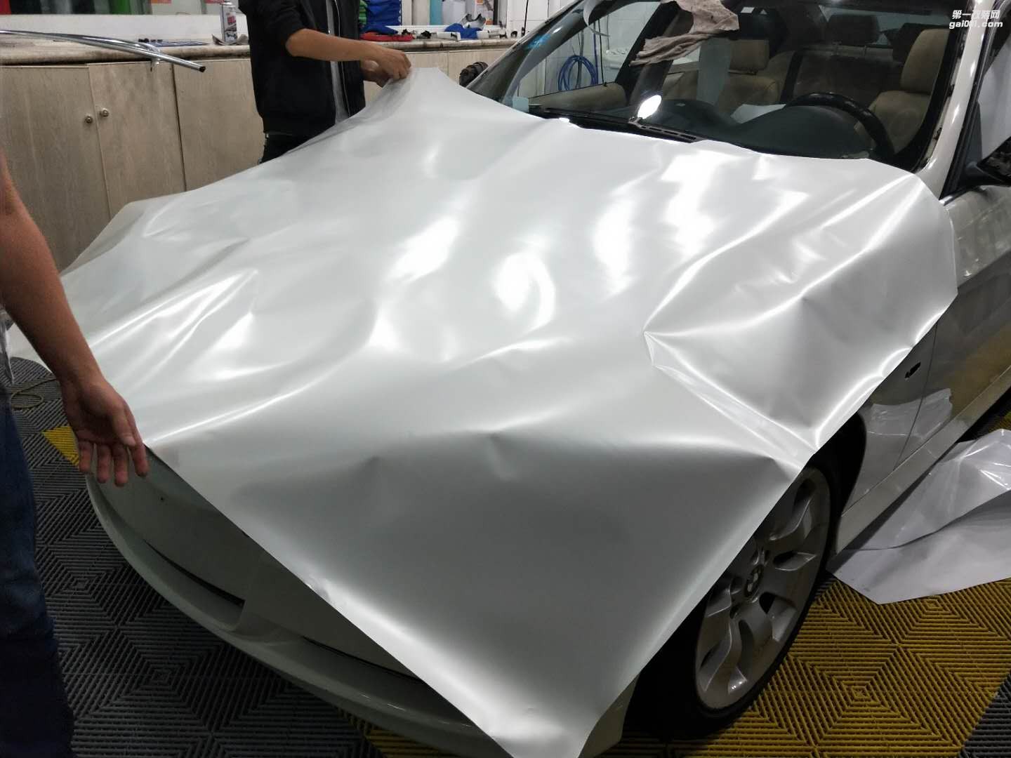 靚車會(huì)青羊店寶馬325i陶瓷白汽車改色貼膜
