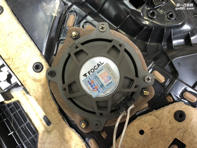 鐘情于FOCAL法國勁浪汕頭市星悅汽車音響改裝寶馬730原車?yán)忍顒派墝汃R專用喇叭FOCAL新享受心體驗(yàn)