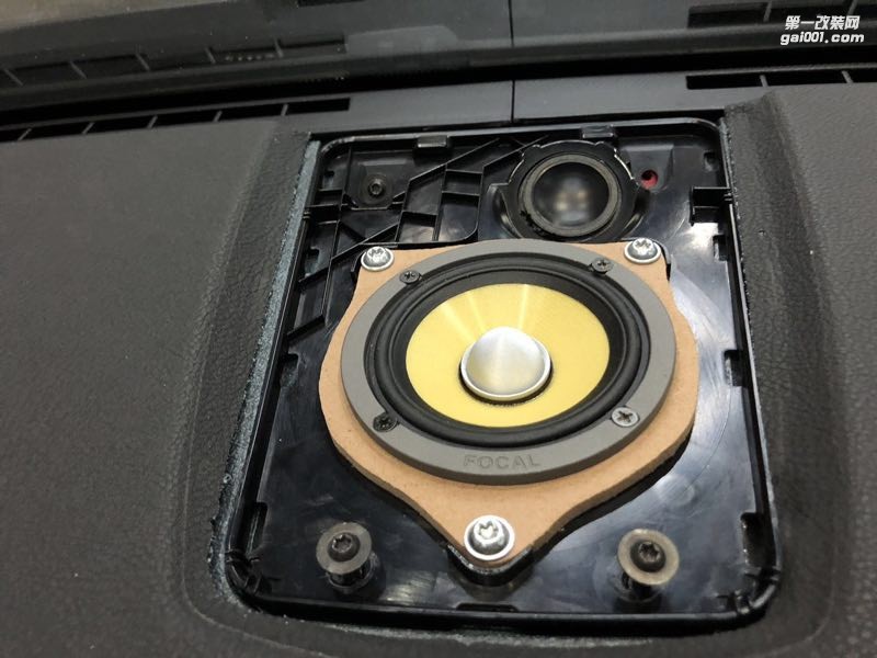 鐘情于FOCAL法國勁浪汕頭市星悅汽車音響改裝寶馬730原車?yán)忍顒派墝汃R專用喇叭FOCAL新享受心體驗(yàn)