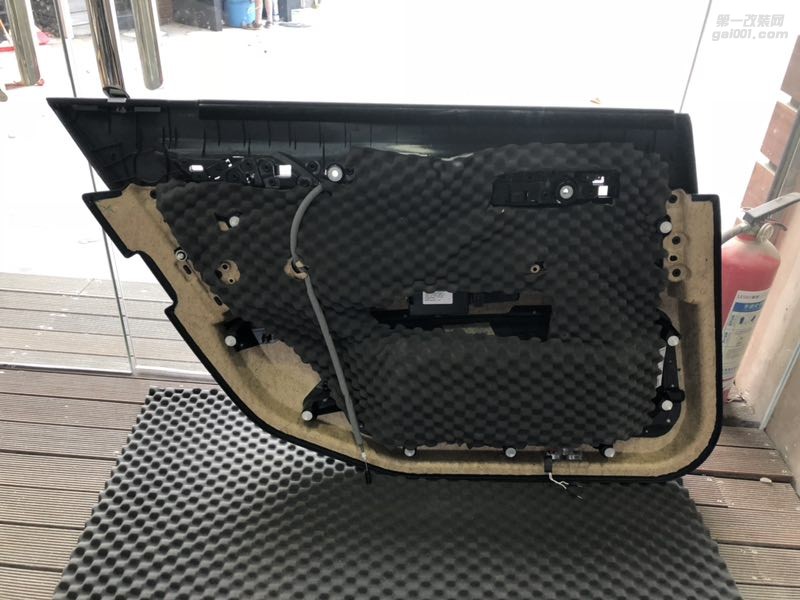 鐘情于FOCAL法國勁浪汕頭市星悅汽車音響改裝寶馬730原車?yán)忍顒派墝汃R專用喇叭FOCAL新享受心體驗(yàn)