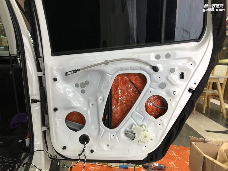 汕頭市哪里有專業(yè)改裝汽車音響和隔音降噪？星悅汽車音響改裝大眾途安L升級(jí)隔音改裝音響打造真實(shí)的聽覺享受