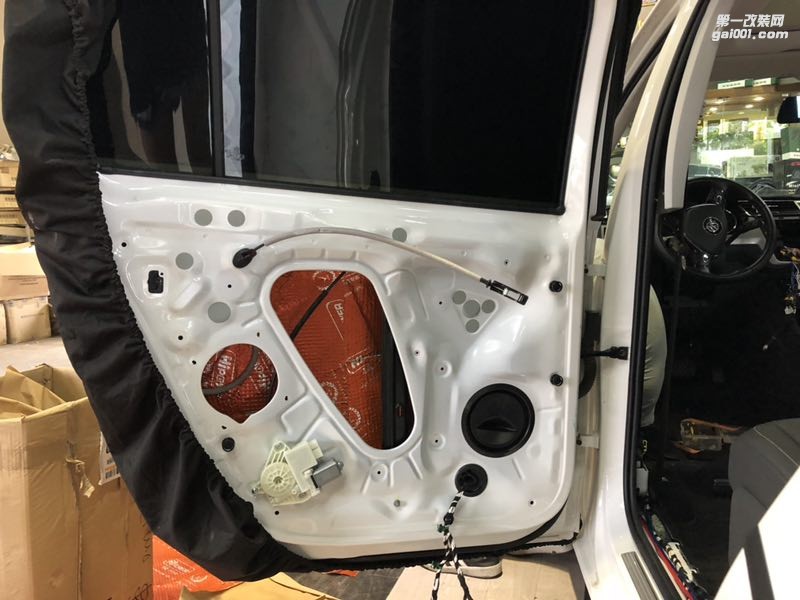 汕頭市哪里有專業(yè)改裝汽車音響和隔音降噪？星悅汽車音響改裝大眾途安L升級(jí)隔音改裝音響打造真實(shí)的聽覺享受