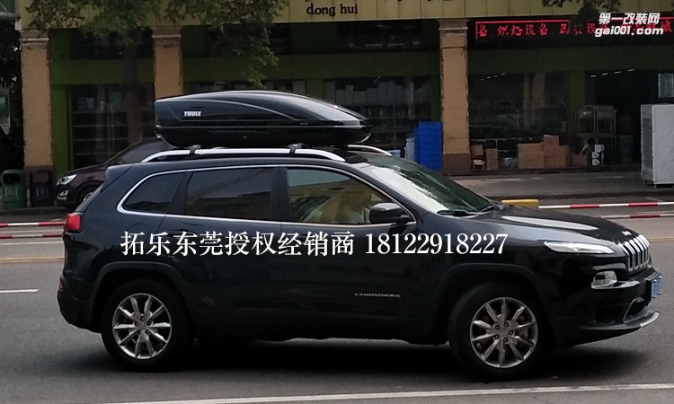 16款吉普自由光拓樂9585平桿和運(yùn)動(dòng)行李箱裝車實(shí)拍