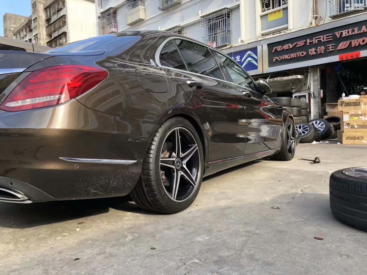 奔馳， 換 原裝 18寸 AMG  完工！