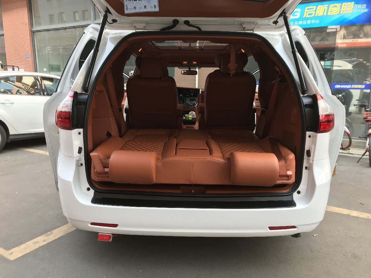 四川成都豐田賽納汽車內(nèi)飾改裝從原裝車到改裝的升級蛻變
