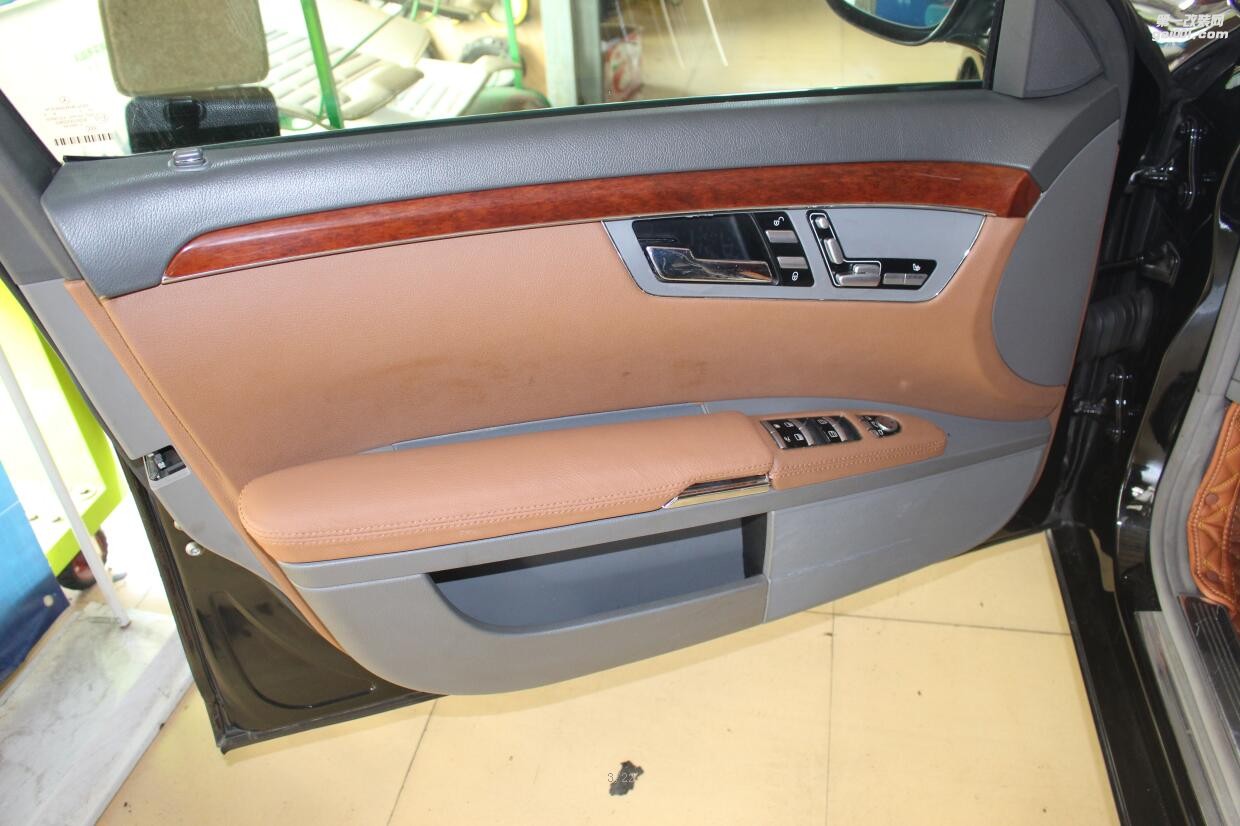 ?？谠淳鄹难b，豪車換新顏，奔馳S350內(nèi)飾改裝效果！