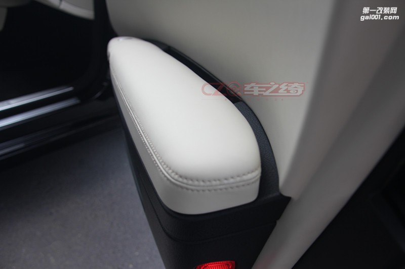 奔馳S350內(nèi)飾改裝 成都奔馳內(nèi)飾改裝 真皮座椅 車之綺內(nèi)飾改裝中心