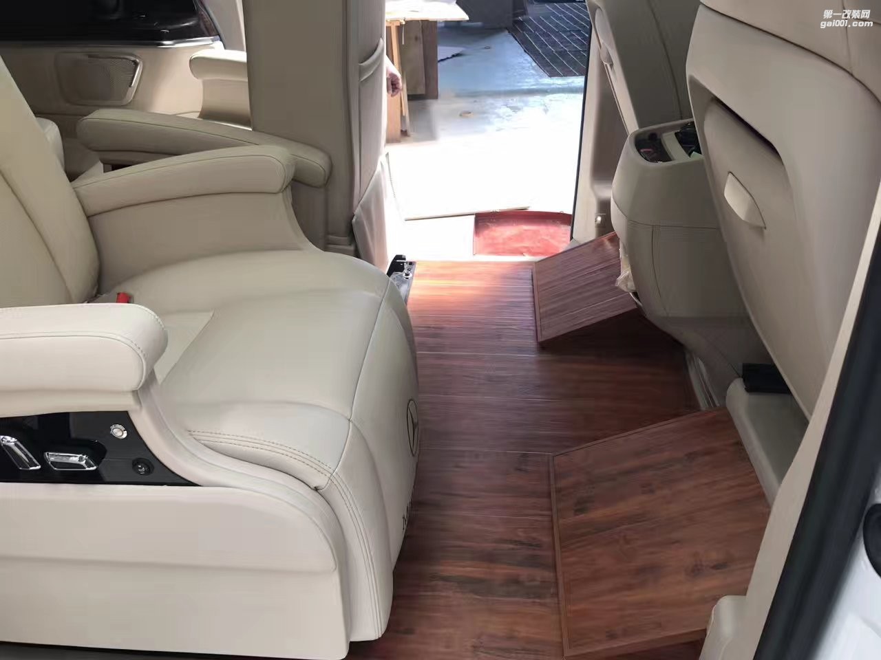 v260內(nèi)飾電動(dòng)航空座椅改裝