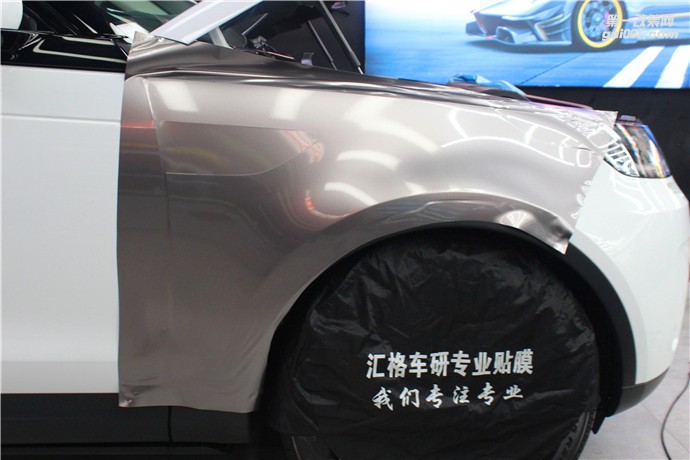 長(zhǎng)沙進(jìn)口極光膜車身改色膜路虎發(fā)現(xiàn)水晶鈦金全車貼膜