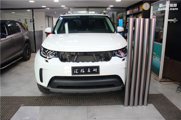 長(zhǎng)沙進(jìn)口極光膜車身改色膜路虎發(fā)現(xiàn)水晶鈦金全車貼膜