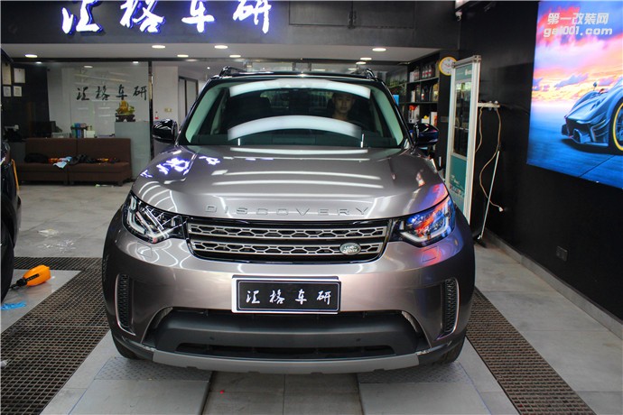 長(zhǎng)沙進(jìn)口極光膜車身改色膜路虎發(fā)現(xiàn)水晶鈦金全車貼膜