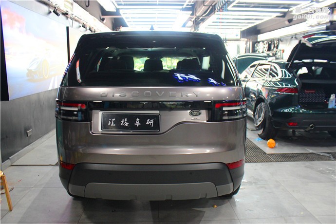 長(zhǎng)沙進(jìn)口極光膜車身改色膜路虎發(fā)現(xiàn)水晶鈦金全車貼膜