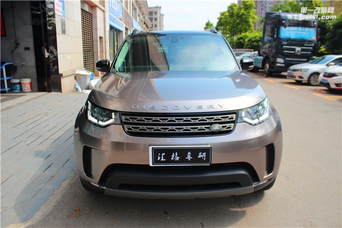 長(zhǎng)沙進(jìn)口極光膜車身改色膜路虎發(fā)現(xiàn)水晶鈦金全車貼膜