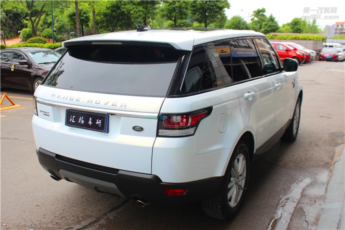 長(zhǎng)沙汽車鉆石白變色龍改色膜路虎攬勝全車亮光白變金改色膜
