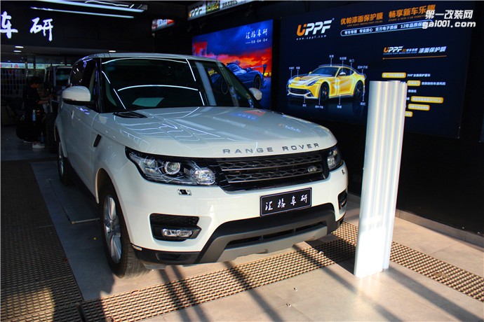 長(zhǎng)沙汽車鉆石白變色龍改色膜路虎攬勝全車亮光白變金改色膜