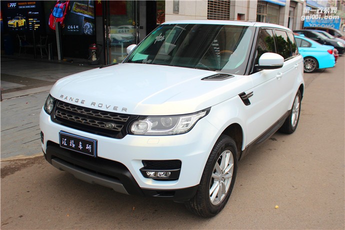 長(zhǎng)沙汽車鉆石白變色龍改色膜路虎攬勝全車亮光白變金改色膜