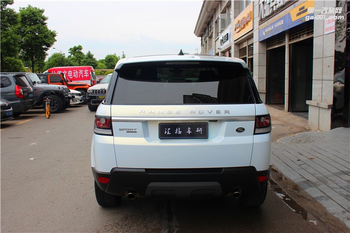 長(zhǎng)沙汽車鉆石白變色龍改色膜路虎攬勝全車亮光白變金改色膜