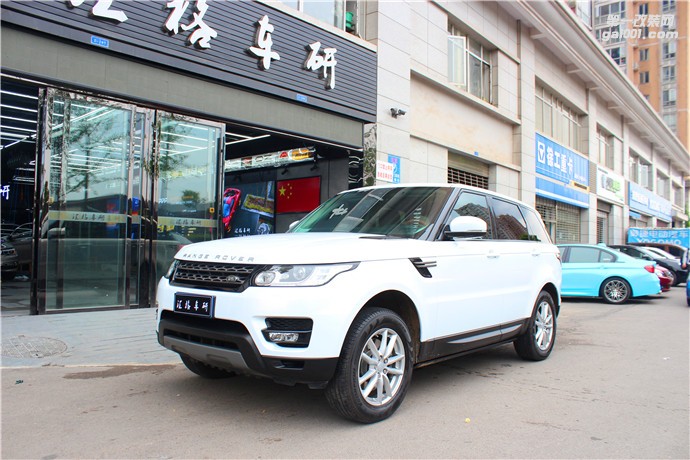 長(zhǎng)沙汽車鉆石白變色龍改色膜路虎攬勝全車亮光白變金改色膜