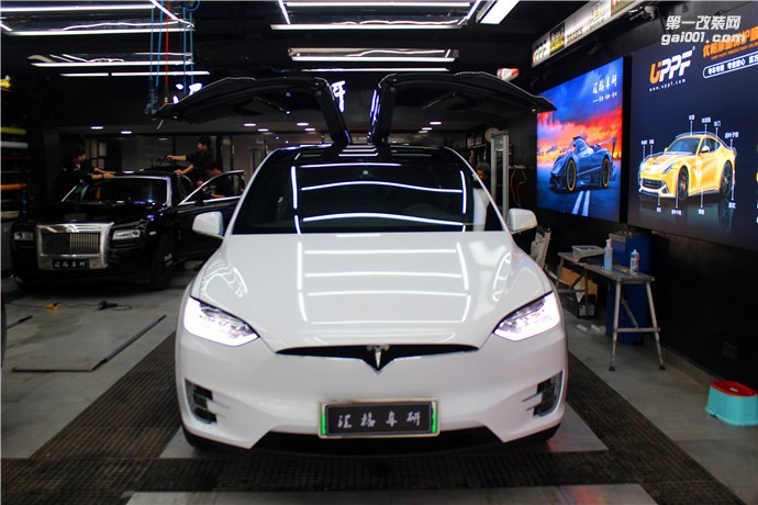 長沙進(jìn)口艾利車身改色膜特斯拉亮光白高亮光面改色膜