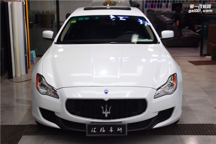 長沙全車進(jìn)口車身改色膜瑪莎拉蒂極光白高亮光面金屬珠光改色膜