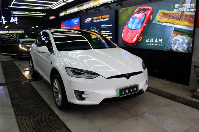 長沙進(jìn)口艾利車身改色膜特斯拉亮光白高亮光面改色膜