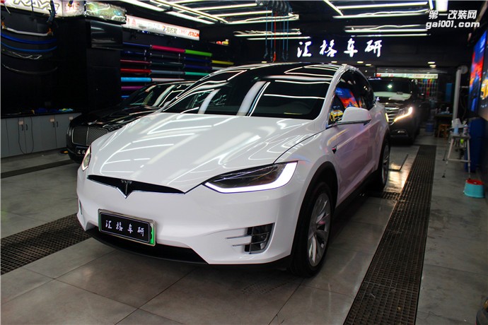 長沙進(jìn)口艾利車身改色膜特斯拉亮光白高亮光面改色膜