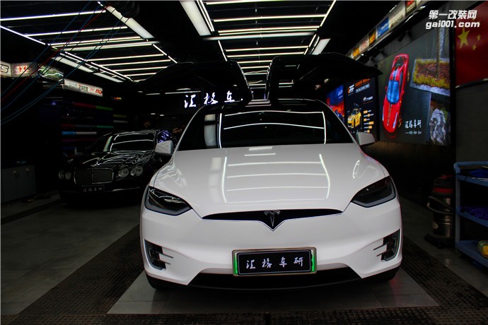 長沙進(jìn)口艾利車身改色膜特斯拉亮光白高亮光面改色膜