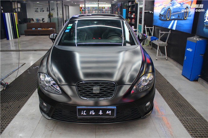 長沙電光黑汽車改色膜西雅特全車身改色貼膜啞光電鍍貼紙