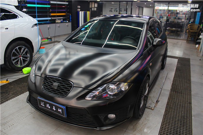 長沙電光黑汽車改色膜西雅特全車身改色貼膜啞光電鍍貼紙