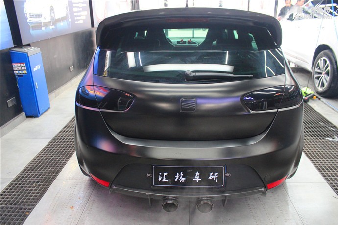 長沙電光黑汽車改色膜西雅特全車身改色貼膜啞光電鍍貼紙