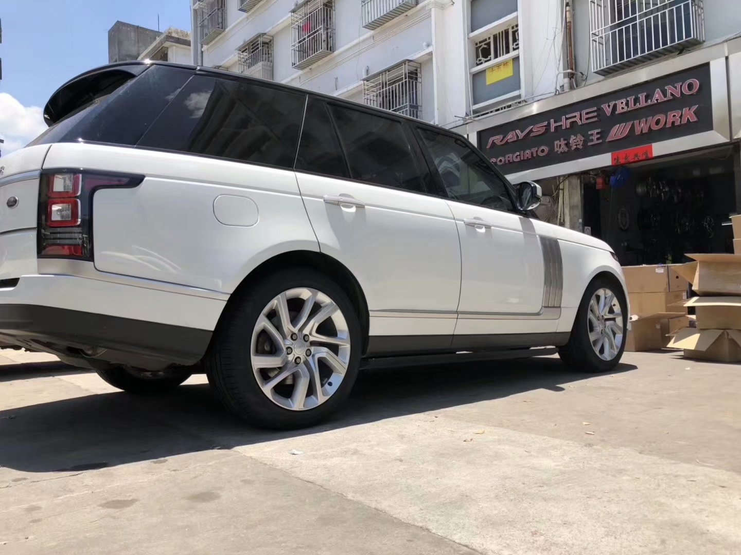 路虎 ，換 原廠 21寸，完 工 ！