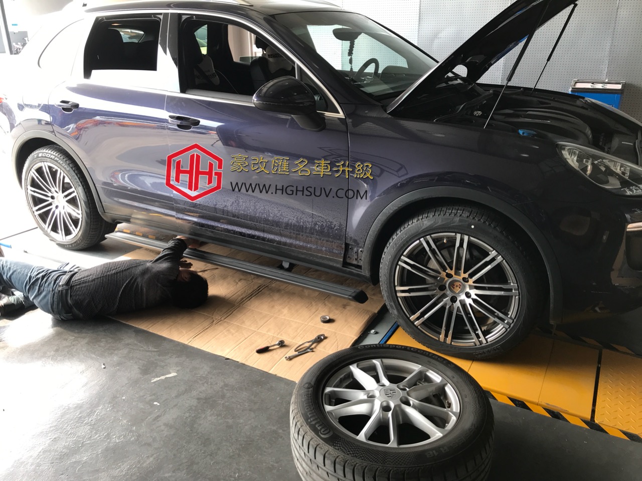 卡宴改裝GTS尾喉+卡宴升級(jí)TURBO輪轂+卡宴安裝帶側(cè)裙電動(dòng)踏板案例分享