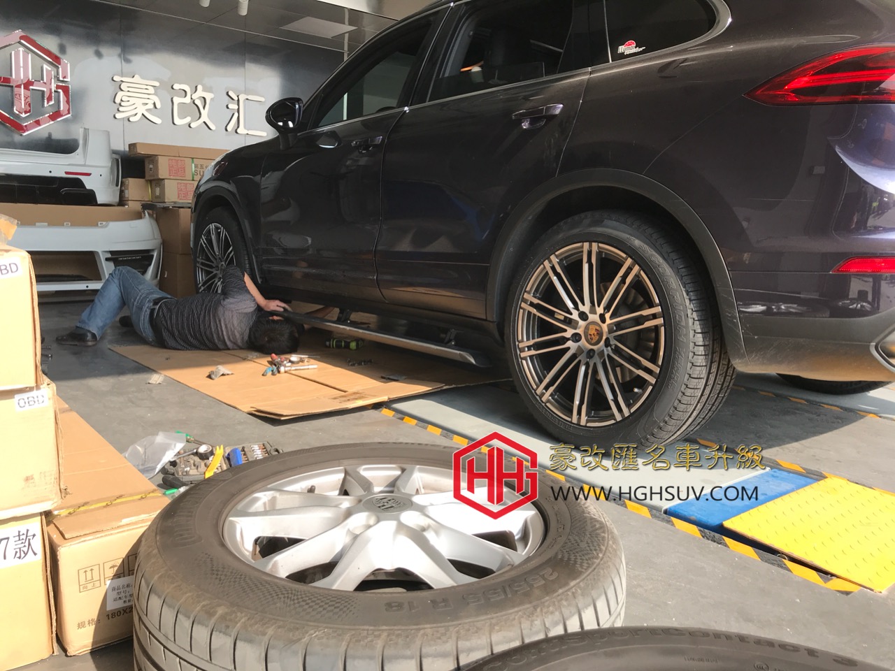 卡宴改裝GTS尾喉+卡宴升級(jí)TURBO輪轂+卡宴安裝帶側(cè)裙電動(dòng)踏板案例分享