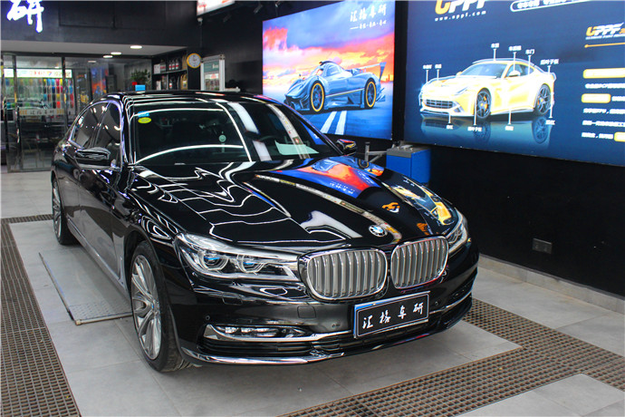 長(zhǎng)沙進(jìn)口汽車隱形車衣寶馬七系全車身防護(hù)刮劃漆面透明貼膜