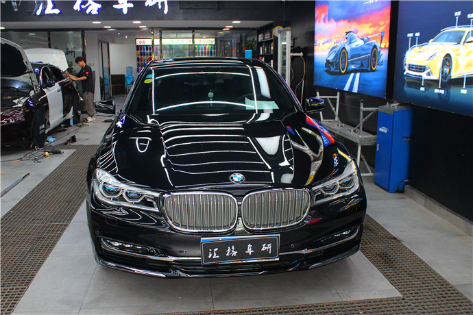 長(zhǎng)沙進(jìn)口汽車隱形車衣寶馬七系全車身防護(hù)刮劃漆面透明貼膜