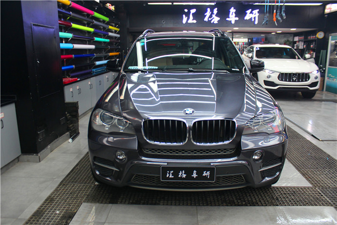 寶馬X5水晶鈦灰汽車(chē)改色膜長(zhǎng)沙全車(chē)身改色貼膜
