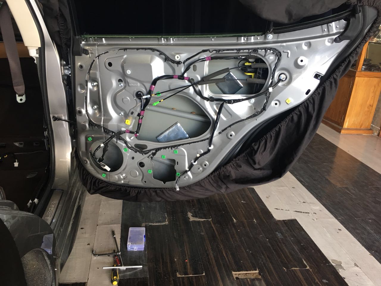 汽車隔音有必要做嗎？汕頭市星悅汽車音響雷克薩斯ES300H油電混合動(dòng)力全車隔音降噪方案出爐STEG史泰格隔音
