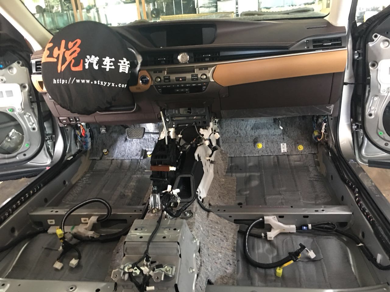 汽車隔音有必要做嗎？汕頭市星悅汽車音響雷克薩斯ES300H油電混合動(dòng)力全車隔音降噪方案出爐STEG史泰格隔音