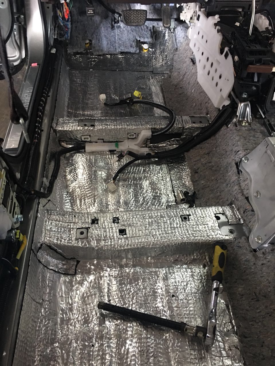 汽車隔音有必要做嗎？汕頭市星悅汽車音響雷克薩斯ES300H油電混合動(dòng)力全車隔音降噪方案出爐STEG史泰格隔音